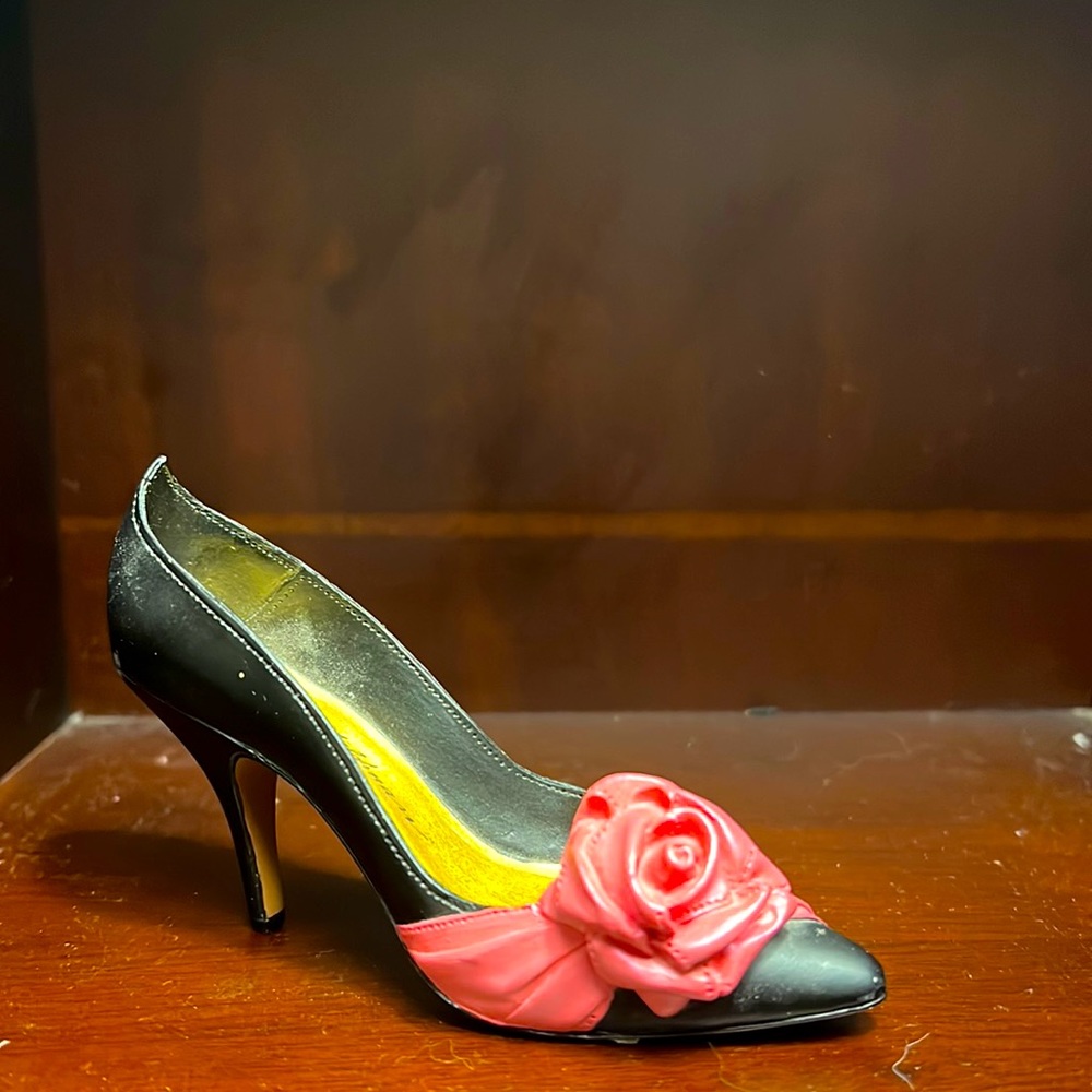 Just The Right Shoe by Raine- Beverly Feldman Design- EUC